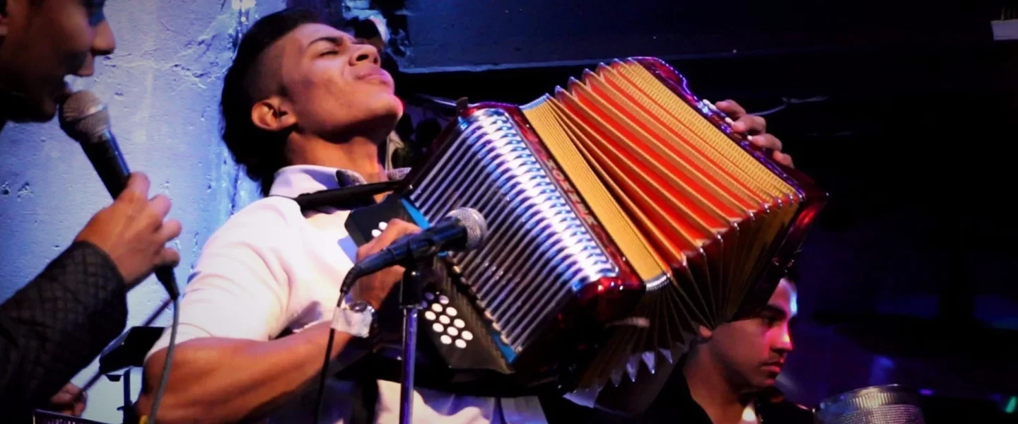 Cómo los videos musicales profesionales potencian la imagen de artistas y marcas