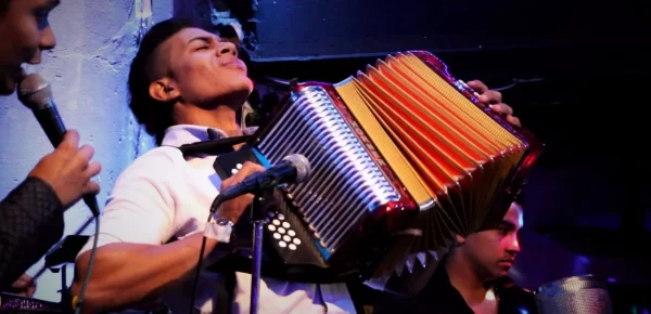 Cómo los videos musicales profesionales potencian la imagen de artistas y marcas