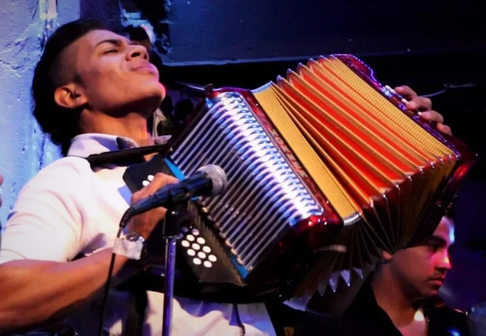 Cómo los videos musicales profesionales potencian la imagen de artistas y marcas